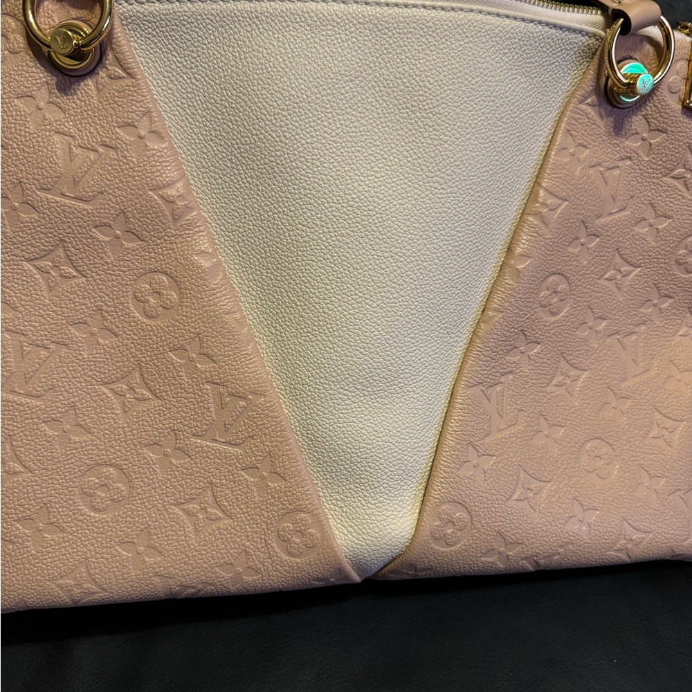 Elegant Pink&Cream Designer Handbag
Very limited use and very clean
Tourterelle - Picture 9 of 13